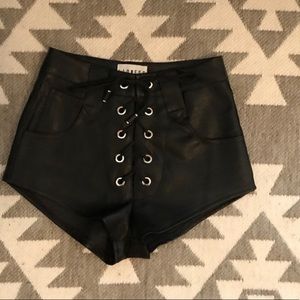 Lioness lace up leather short